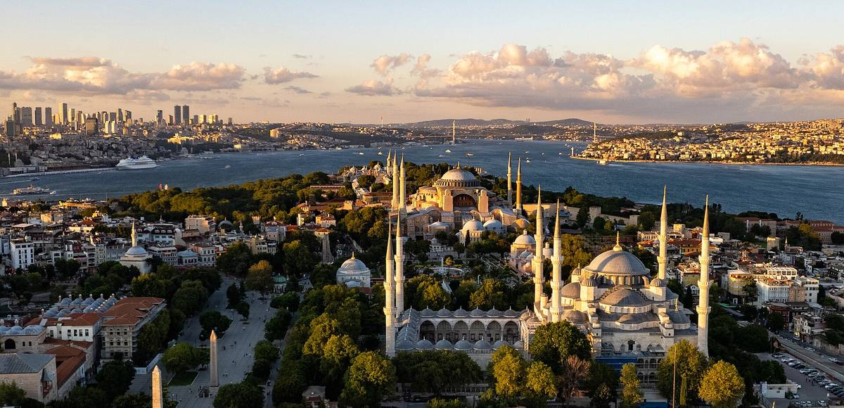 Boğaz kıyısında İstanbul'un tarihi yarımadası