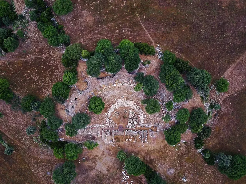 İzmir yakınlarında havadan görünen antik tiyatro kalıntısı