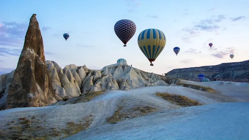 Kapadokya'da peribacaları ve gün doğumunda balonlar